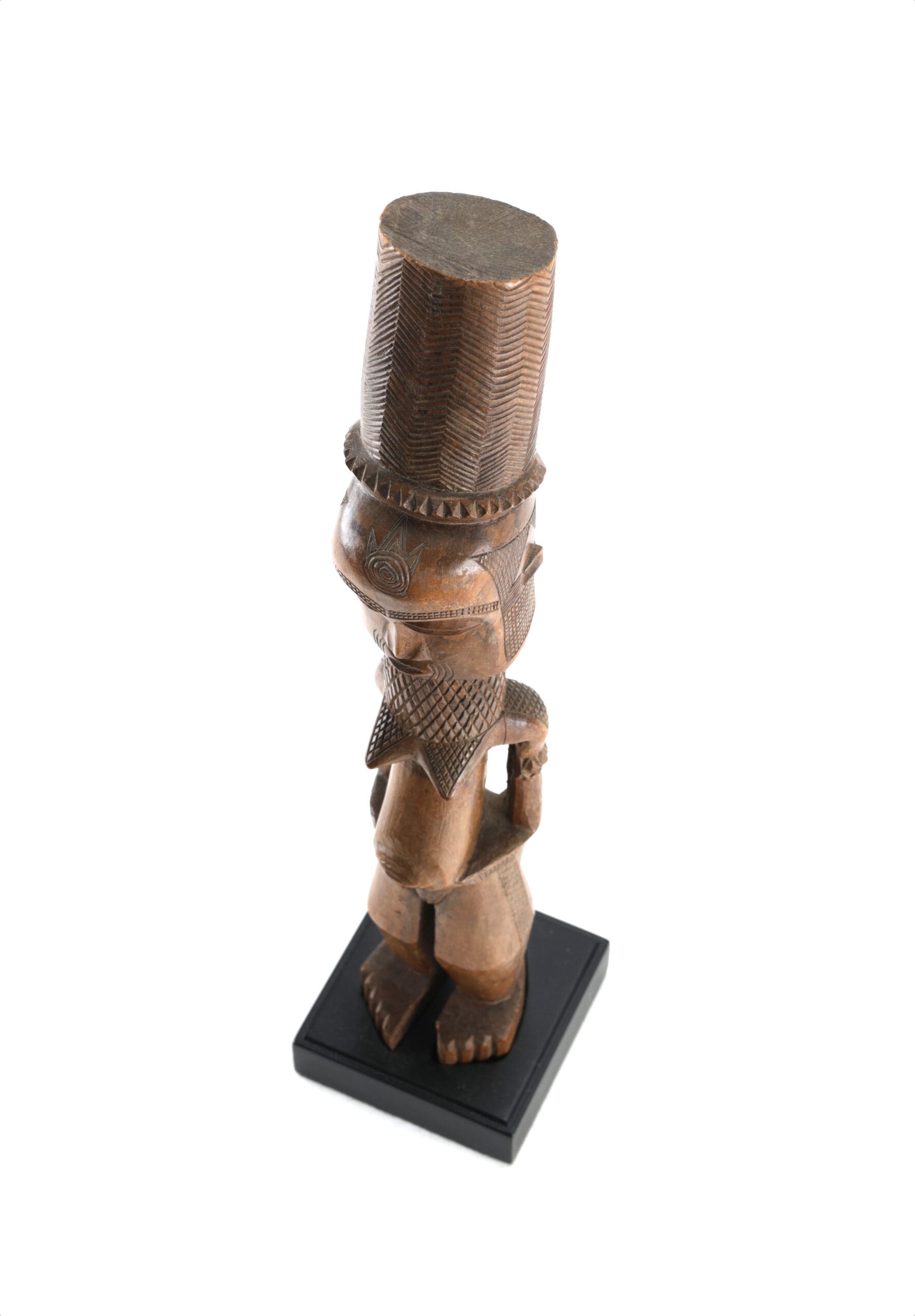 Kongolesische Statue mit Kopfschmuck (Kuba, Kasai-Region) – Ex-Sammlung Gerd Korinthenberg – Detailfoto