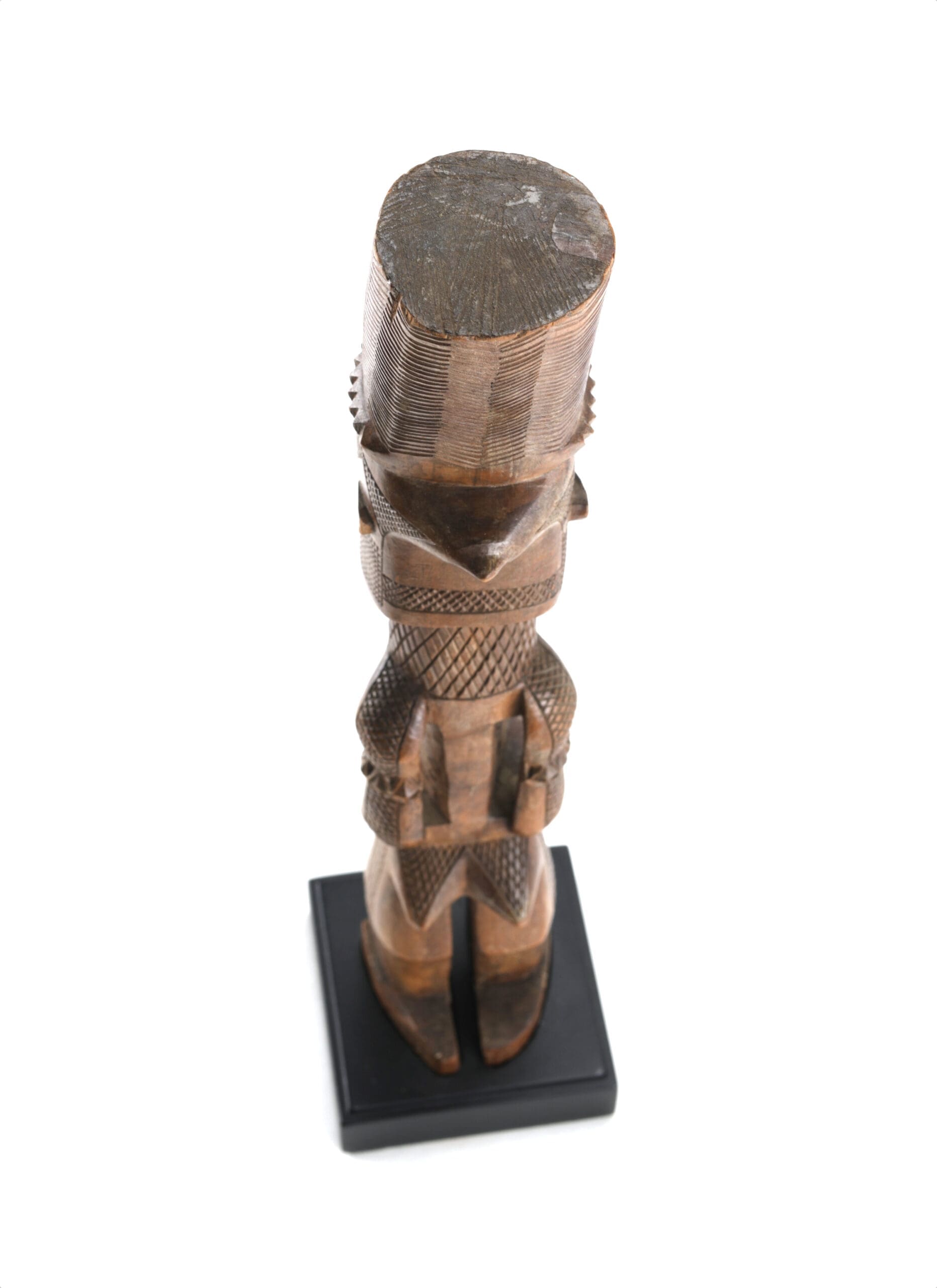 Kongolesische Statue mit Kopfschmuck (Kuba, Kasai-Region) – Ex-Sammlung Gerd Korinthenberg – Detailfoto