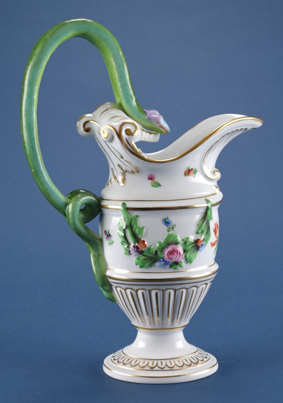 Elegant Herend porcelain jug with snake handle - model 6625C - hand-painted masterpiece from Hungary - Vergulde Kat