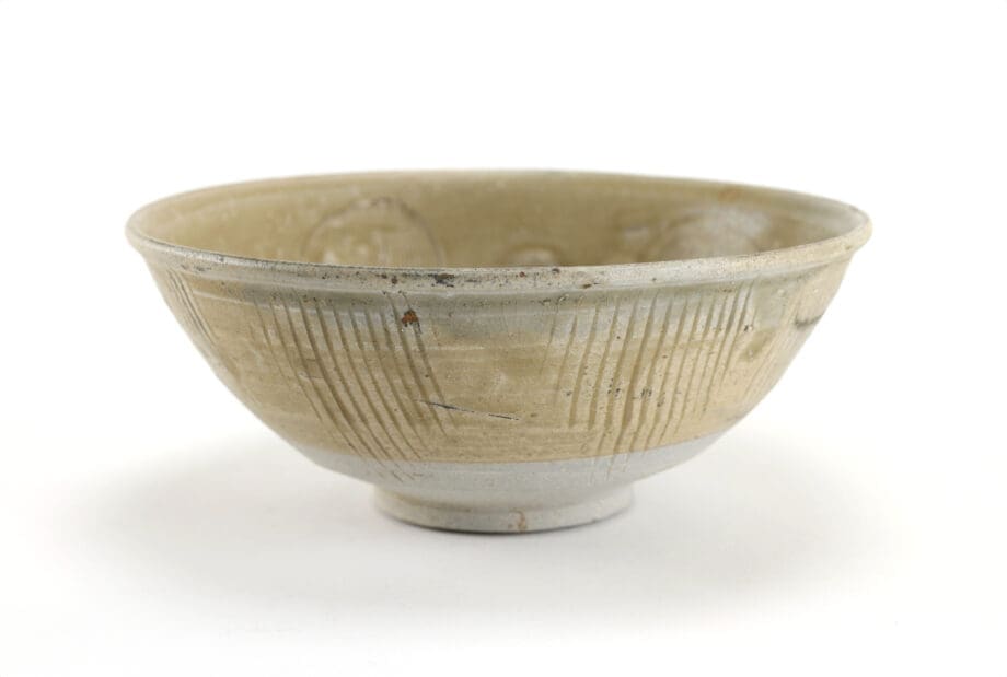 Noordelijke Song celadon schaal met florale reliëfdecoratie – Jepara scheepswrak – Vergulde Kat