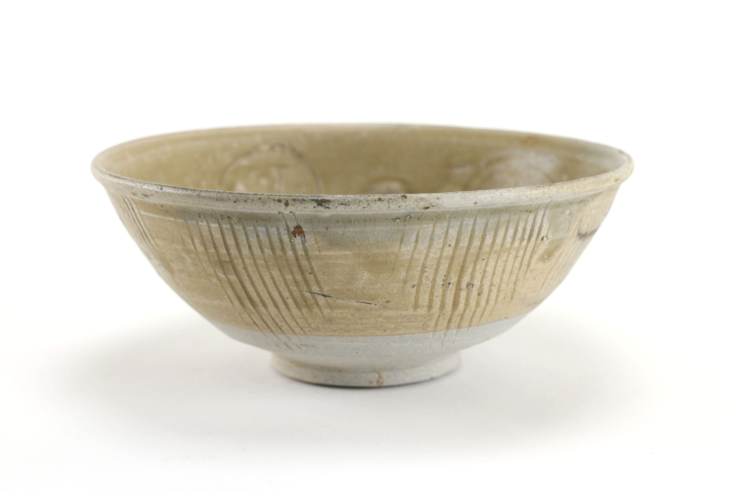 Noordelijke Song celadon schaal met florale reliëfdecoratie – Jepara scheepswrak – detailfoto
