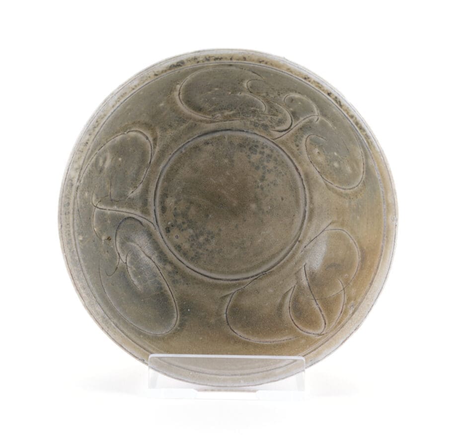 Song dynasty bowl with floral decoration - Jepara shipwreck - Vergulde Kat
