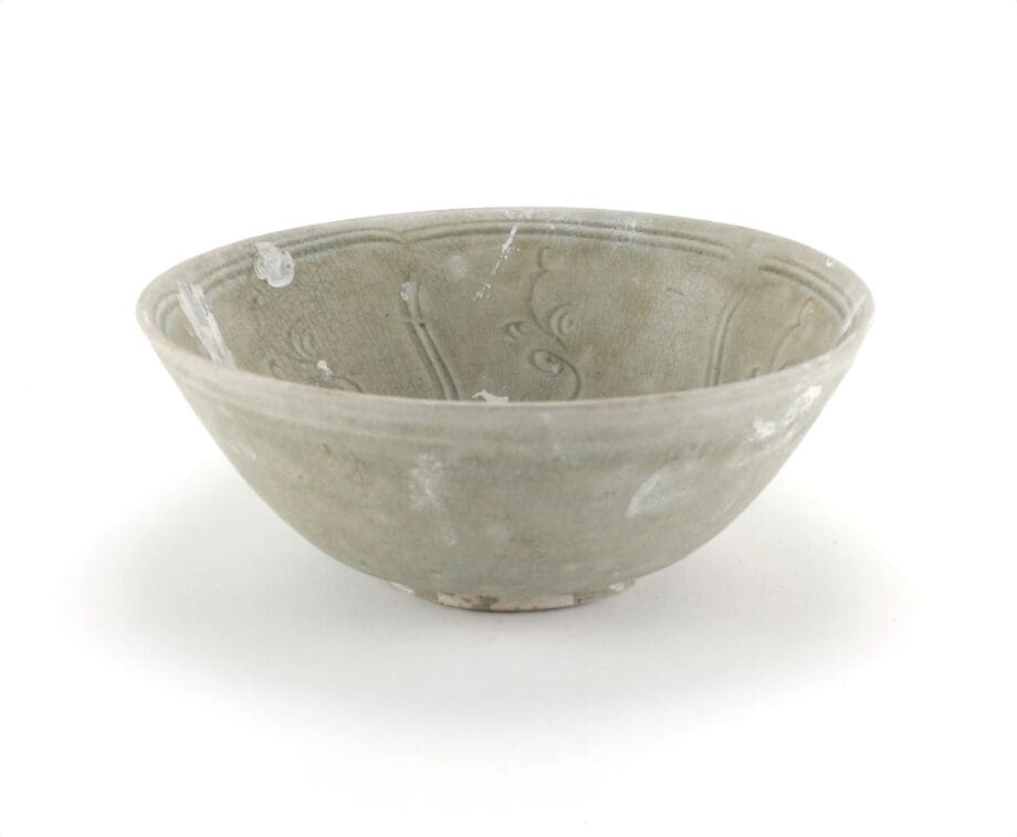 Northern Song celadon bowl with floral decoration - Jepara shipwreck - 19 cm - Vergulde Kat