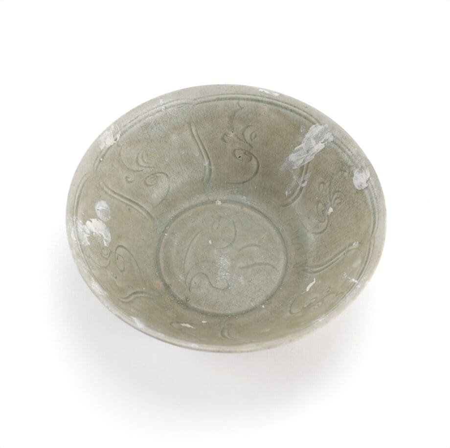 Northern Song celadon bowl with floral decoration - Jepara shipwreck - 19 cm - Vergulde Kat
