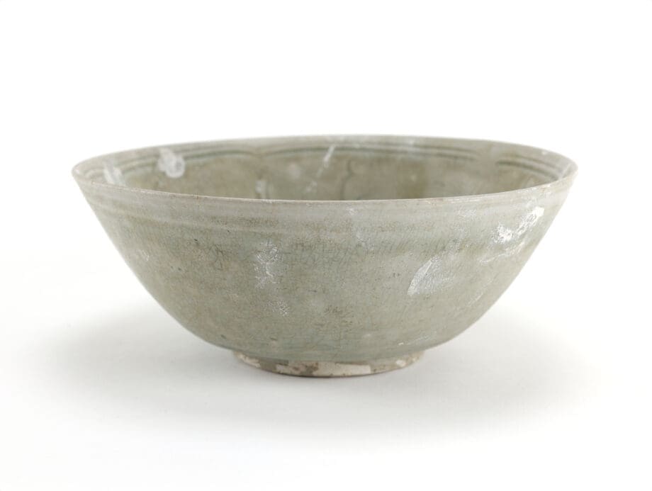 Northern Song celadon bowl with floral decoration - Jepara shipwreck - 19 cm - Vergulde Kat