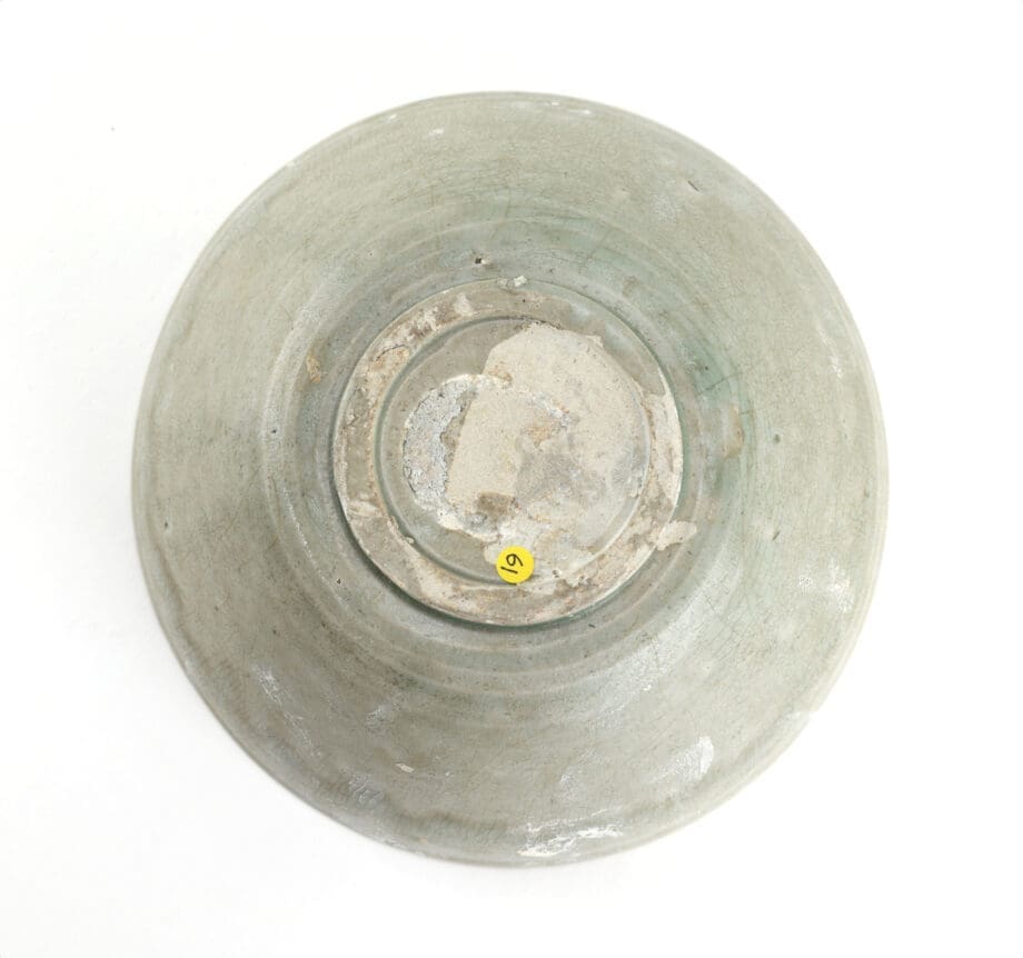 Northern Song celadon bowl with floral decoration - Jepara shipwreck - 19 cm - Vergulde Kat