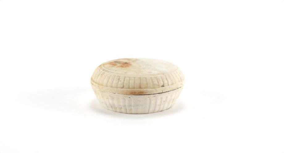 White glazed cosmetics box Song dynasty - Jepara wreck - Vergulde Kat