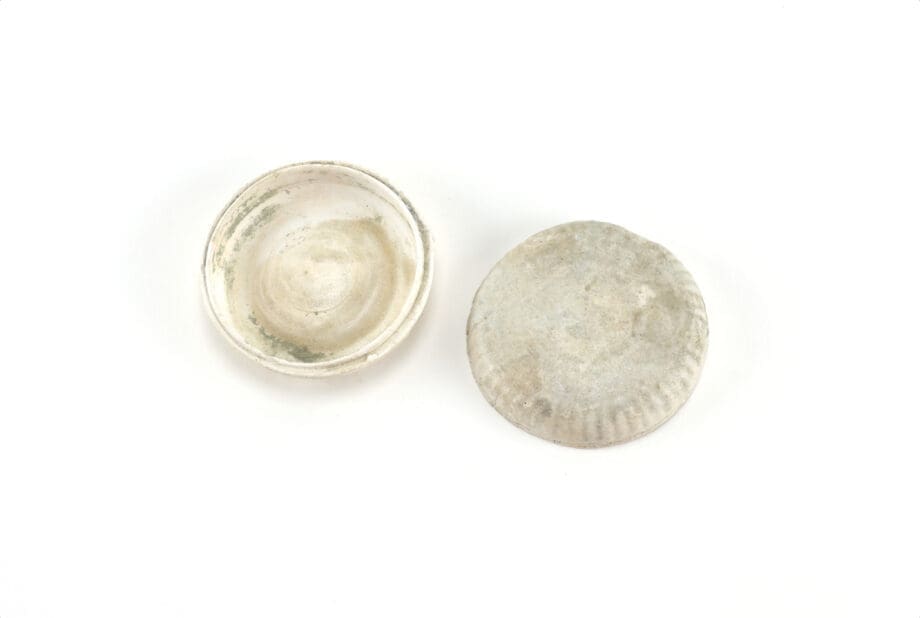 White glazed cosmetics box Song dynasty - Jepara wreck - Vergulde Kat