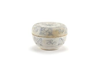 Vietnamese blue and white lidded box with floral decoration, 15th/16th century - detail photo