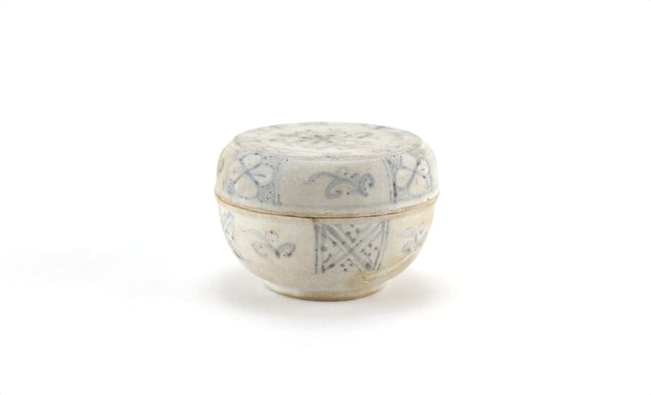 Vietnamese blue and white lidded box with floral decoration, 15th/16th century - Vergulde Kat