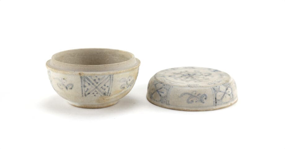 Vietnamese blue and white lidded box with floral decoration, 15th/16th century - Vergulde Kat