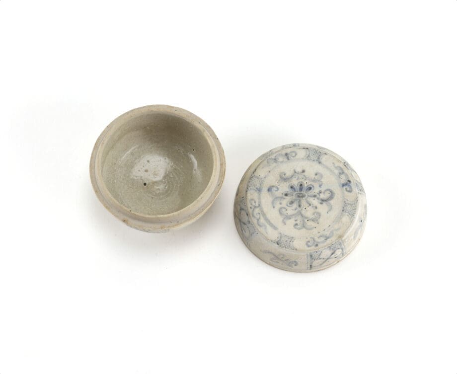 Vietnamese blue and white lidded box with floral decoration, 15th/16th century - Vergulde Kat