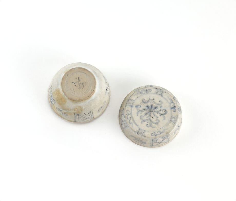 Vietnamese blue and white lidded box with floral decoration, 15th/16th century - Vergulde Kat