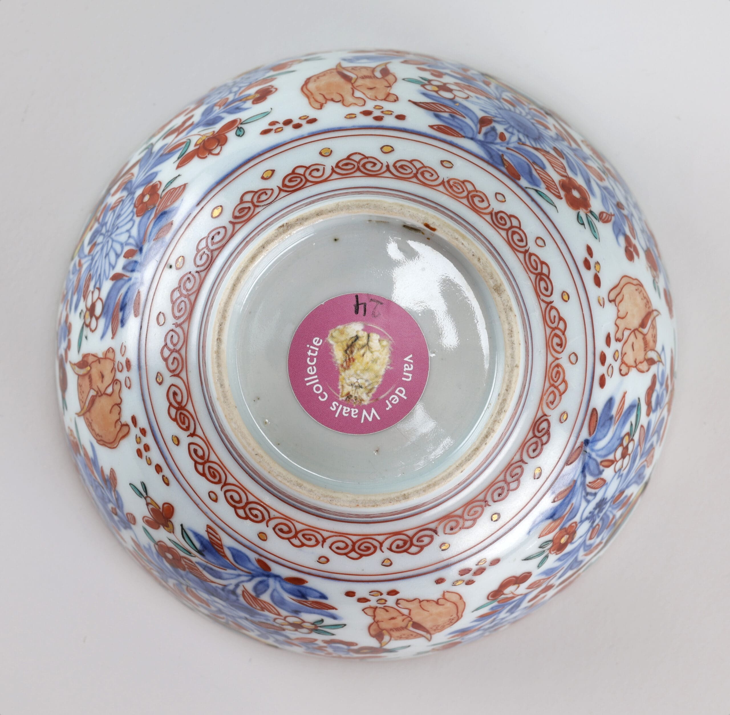 Amsterdam Fur bowl with parrots, butterflies and rabbit - China 18th century - detail photo