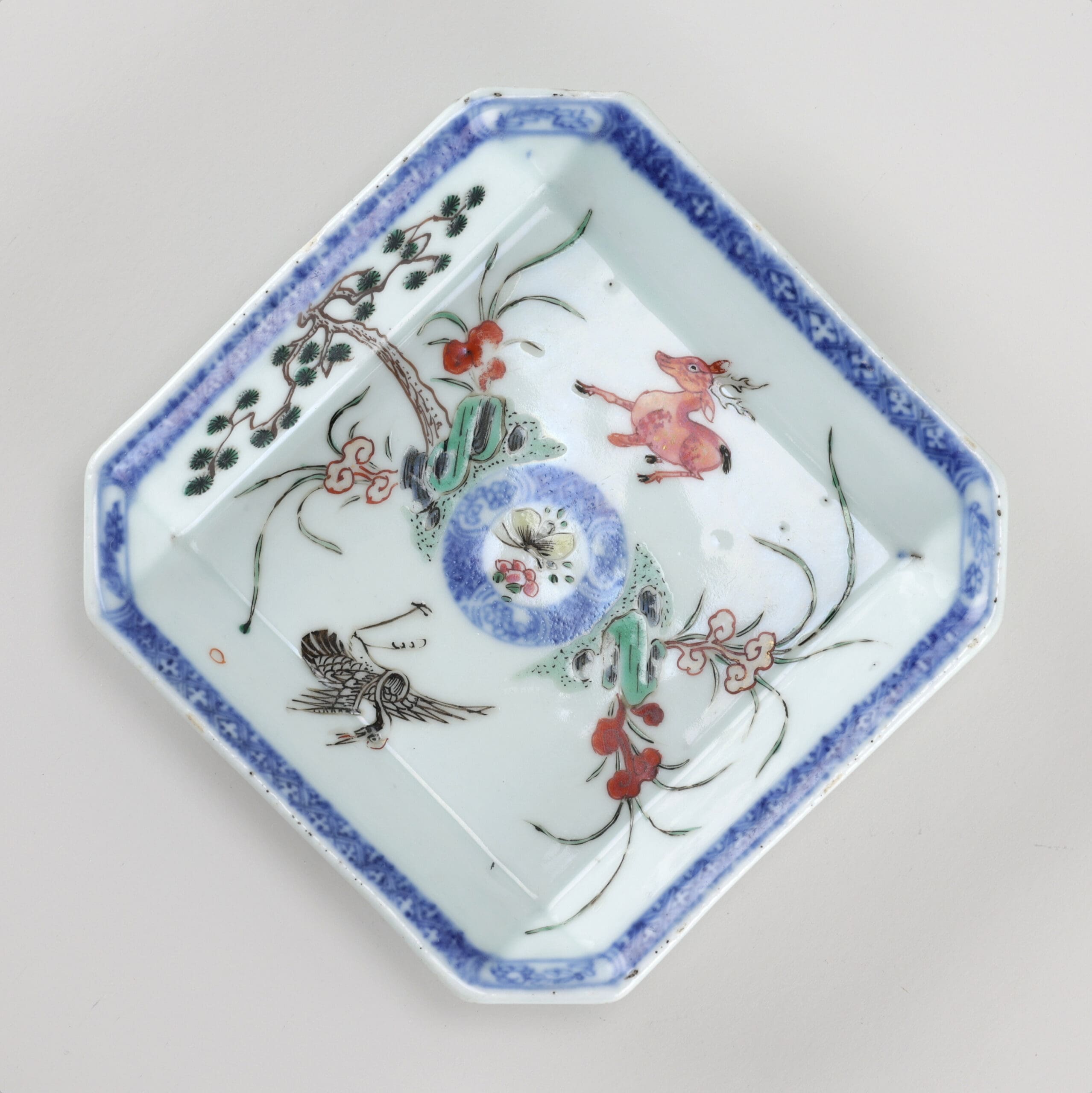 Assiette Kangxi de la Famille Verte avec cerf et grue – 12,6 cm – photo de détail
