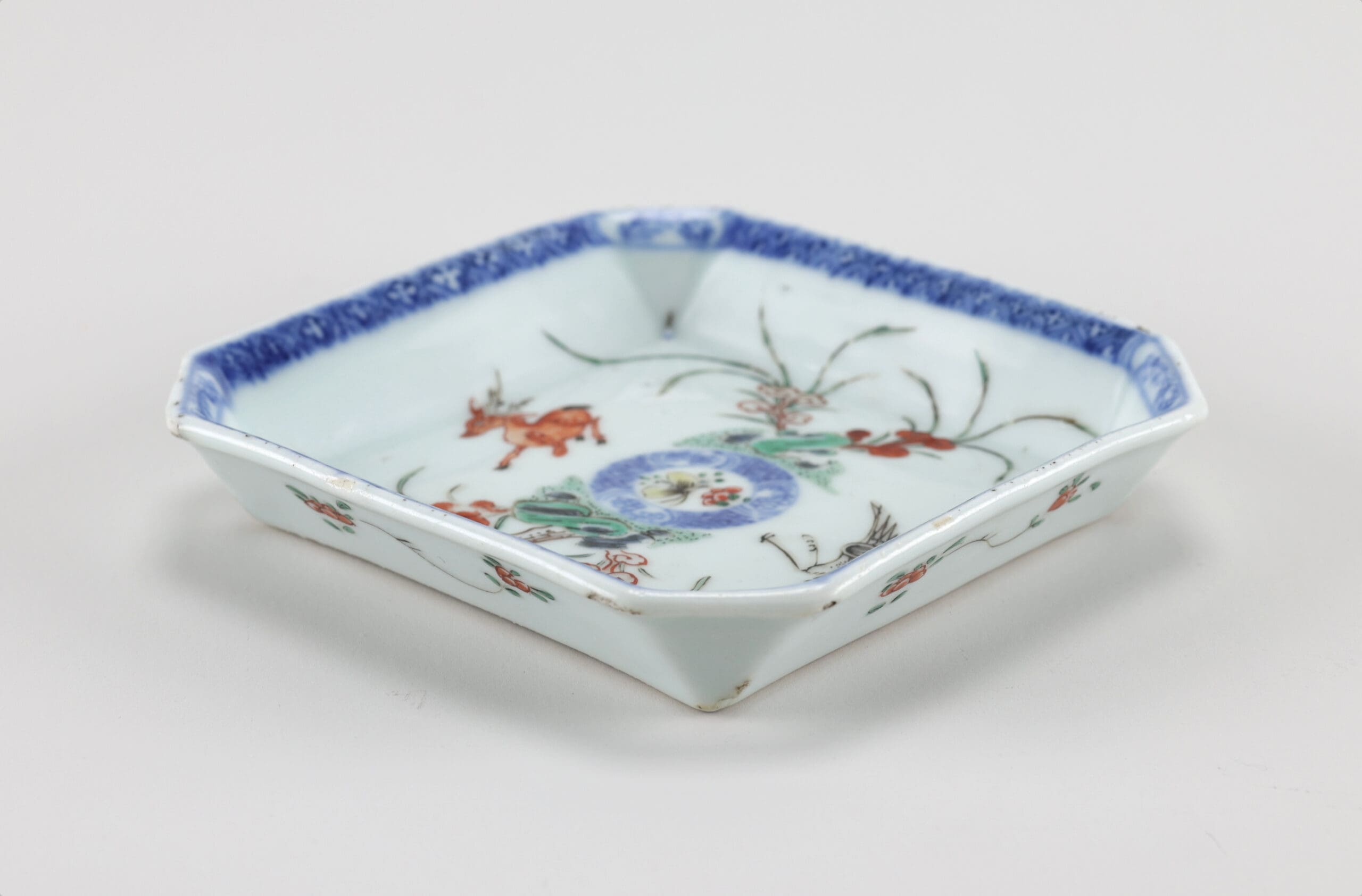 Assiette Kangxi de la Famille Verte avec cerf et grue – 12,6 cm – photo de détail
