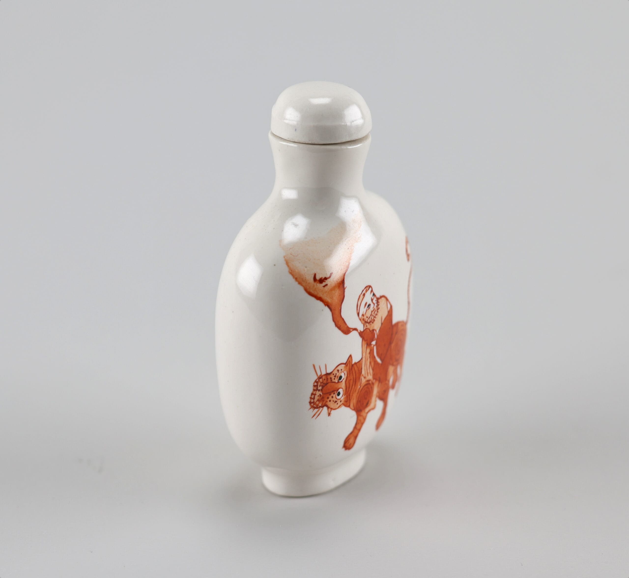 Chinees porseleinen snuifflesje met figuur op tijger – detailfoto