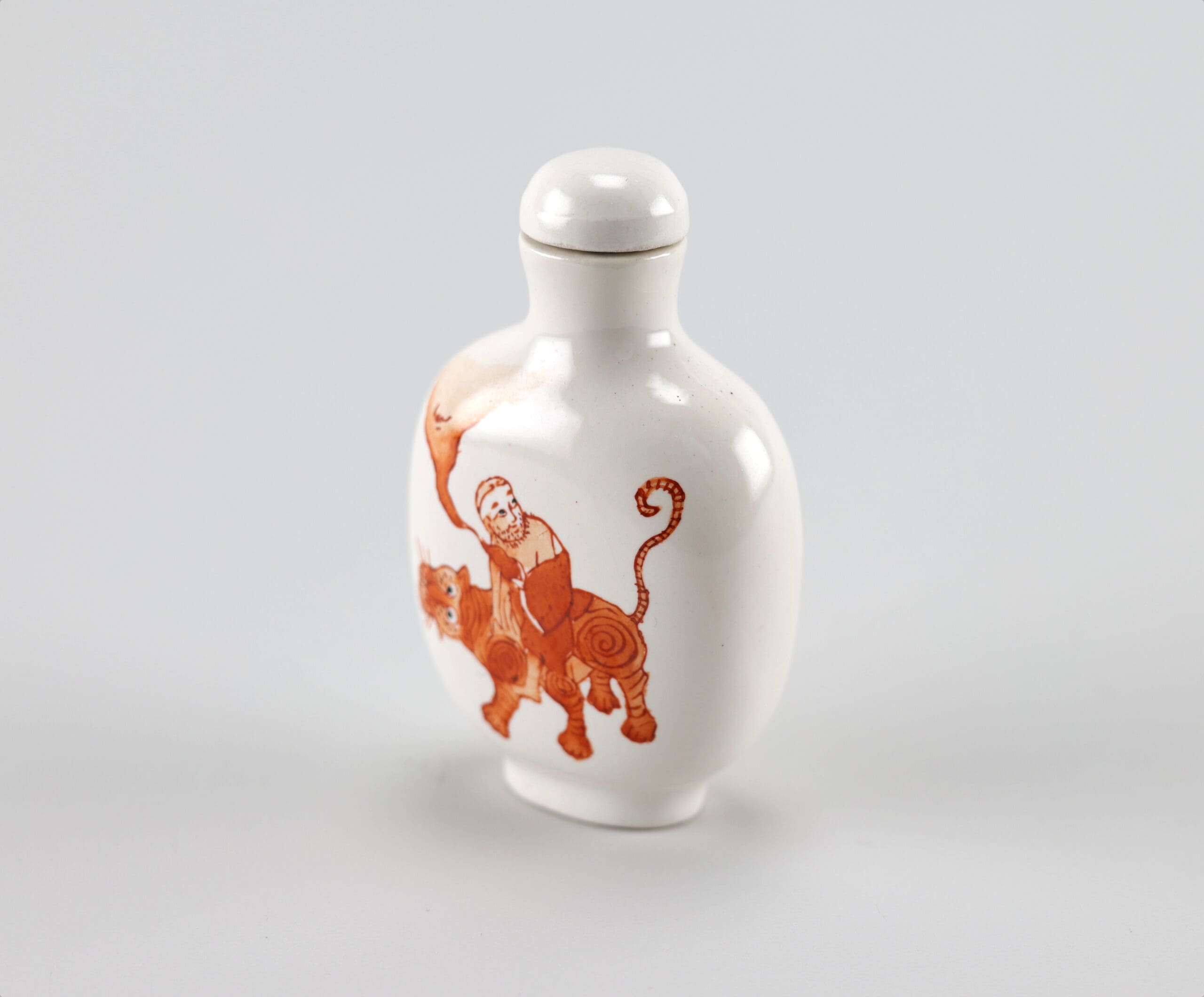 Chinees porseleinen snuifflesje met figuur op tijger – detailfoto