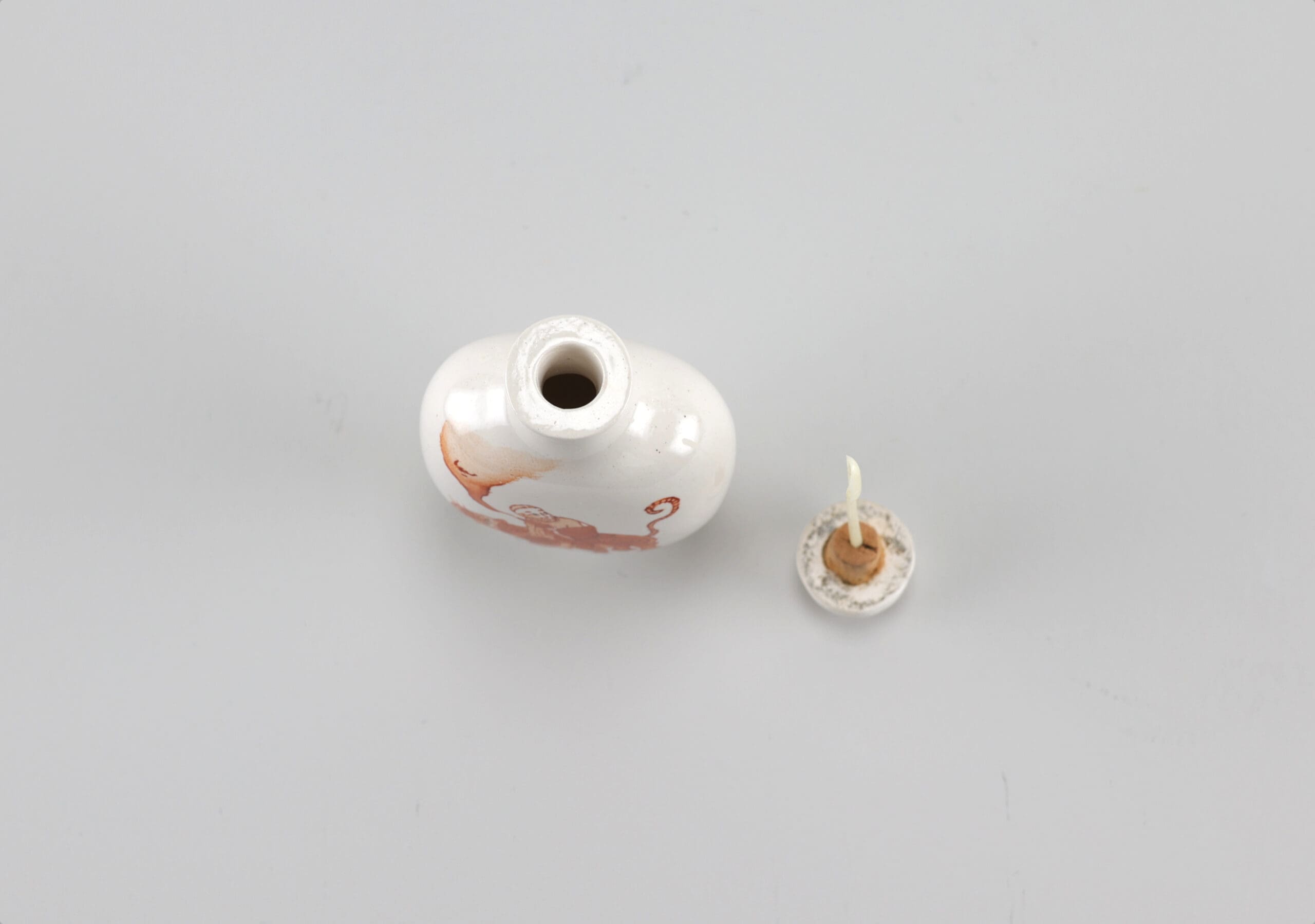Chinees porseleinen snuifflesje met figuur op tijger – detailfoto