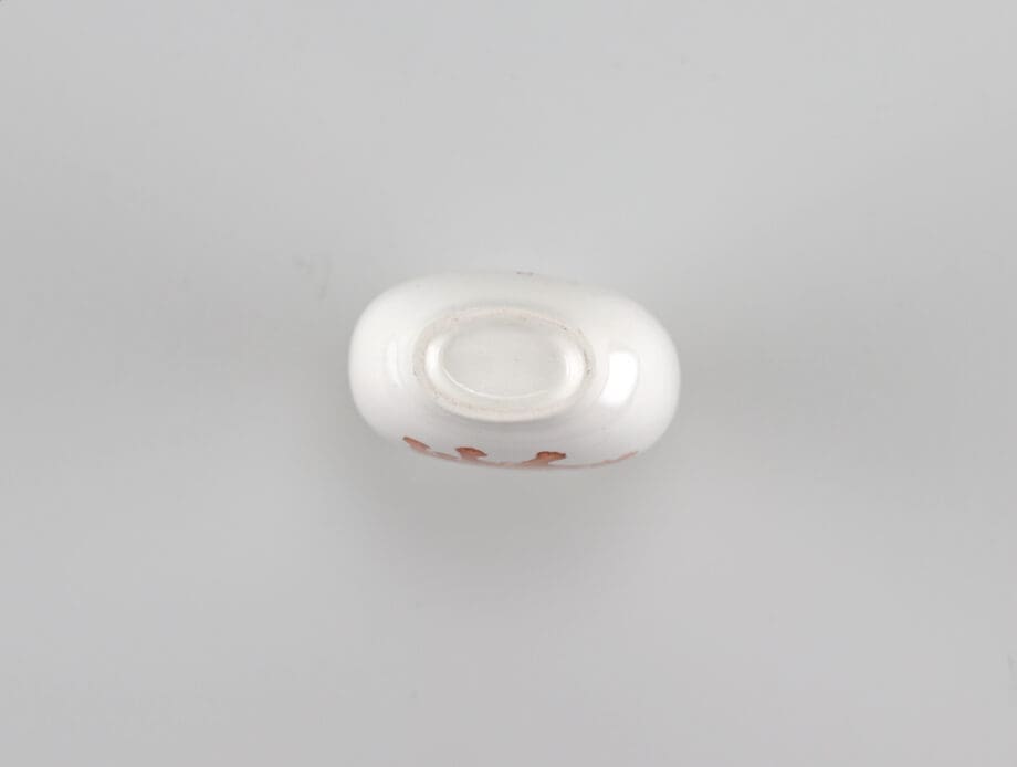 Chinees porseleinen snuifflesje met figuur op tijger – Vergulde Kat