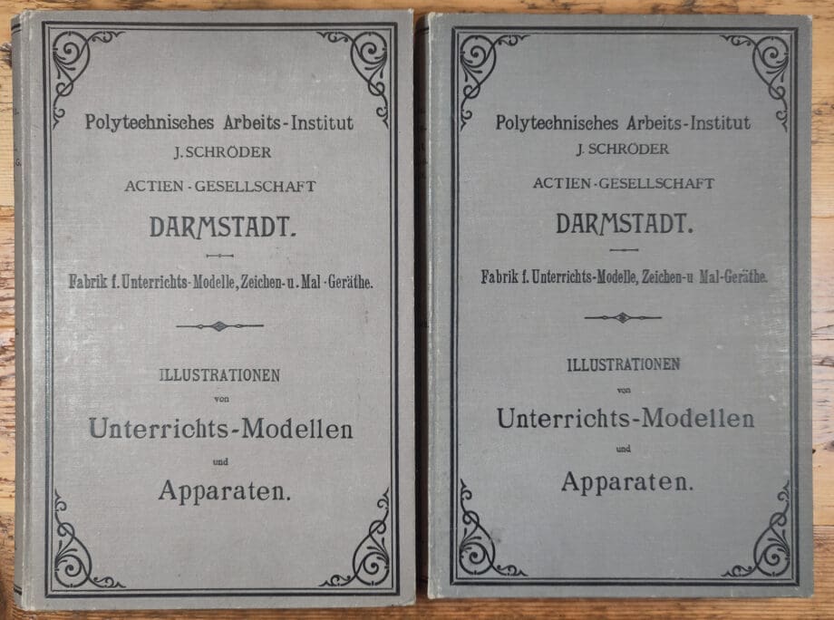 Set of 2: Illustrations of teaching models and apparatus – J. Schröder Darmstadt (1899) – Vergulde Kat