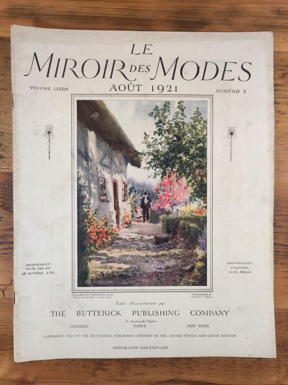 Le Miroir des Modes – August 1921, Nr. 2 | Vintage Französisches Modeblatt | Aquarell-Coverillustration von Charles E. Flower – Vergulde Kat