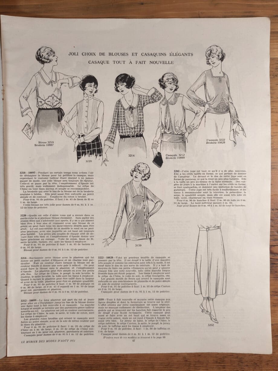Le Miroir des Modes – August 1921, Nr. 2 | Vintage Französisches Modeblatt | Aquarell-Coverillustration von Charles E. Flower – Vergulde Kat