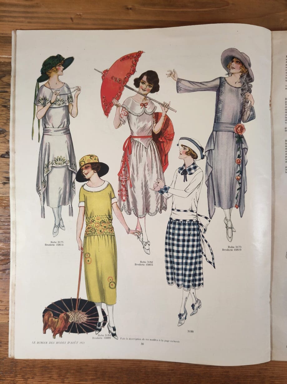 Le Miroir des Modes – August 1921, Nr. 2 | Vintage Französisches Modeblatt | Aquarell-Coverillustration von Charles E. Flower – Vergulde Kat