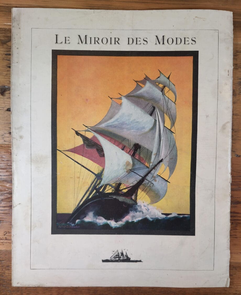 Le Miroir des Modes – August 1921, Nr. 2 | Vintage Französisches Modeblatt | Aquarell-Coverillustration von Charles E. Flower – Vergulde Kat
