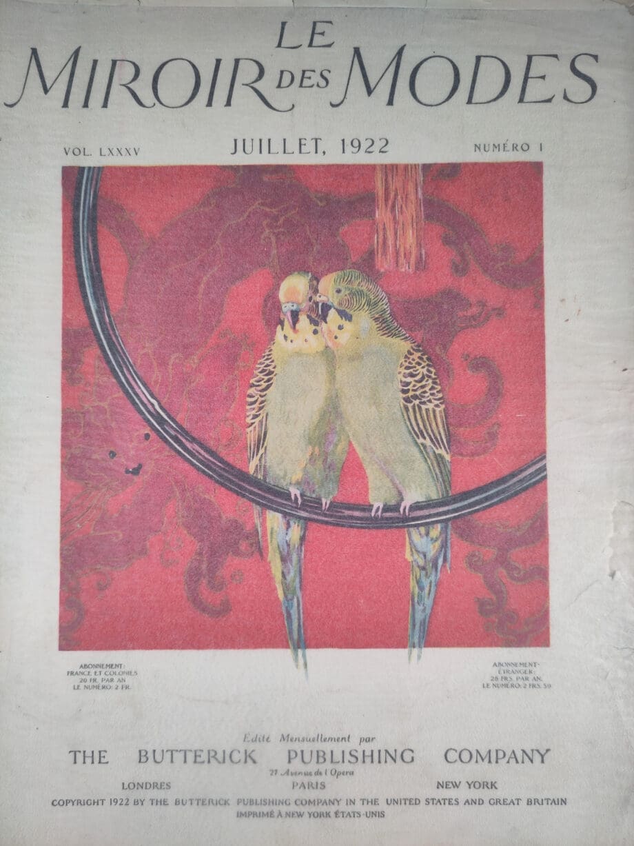 Le Miroir des Modes – Juli 1922, Nr. 1 | Vintage Frans Modeblad met Illustratie van Parkieten – Vergulde Kat