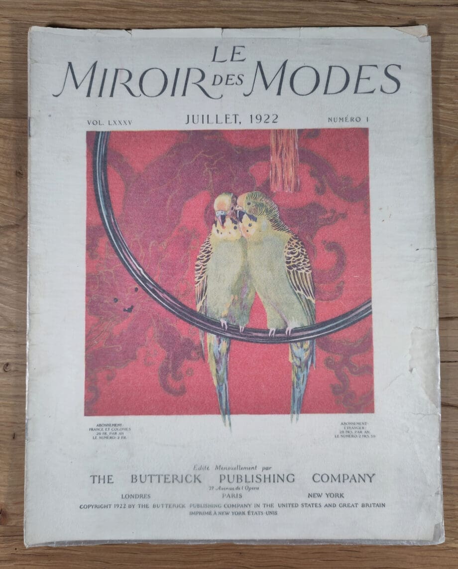 Le Miroir des Modes – Juli 1922, Nr. 1 | Vintage Frans Modeblad met Illustratie van Parkieten – Vergulde Kat