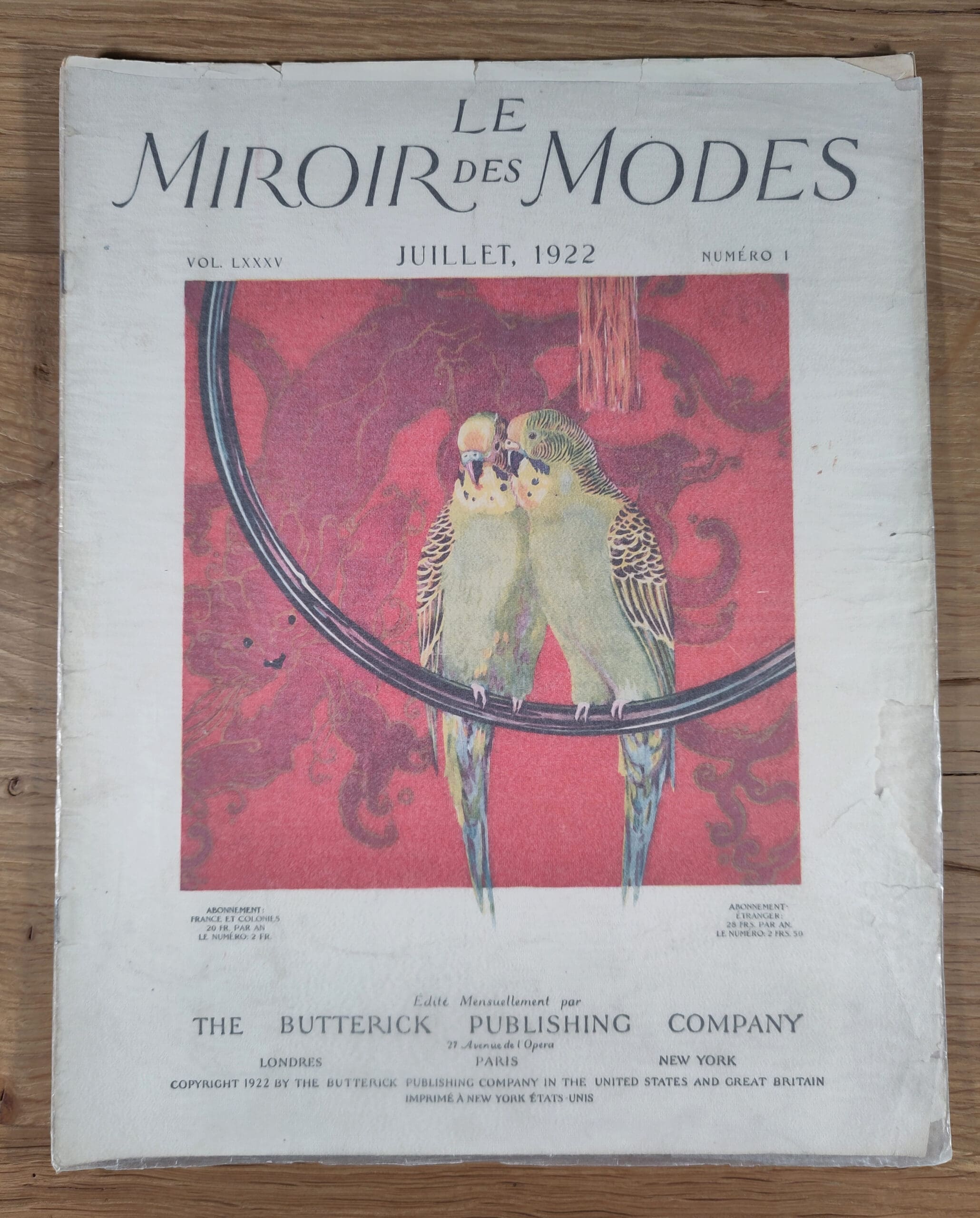 Le Miroir des Modes – Juli 1922, Nr. 1 | Vintage Frans Modeblad met Illustratie van Parkieten – detailfoto
