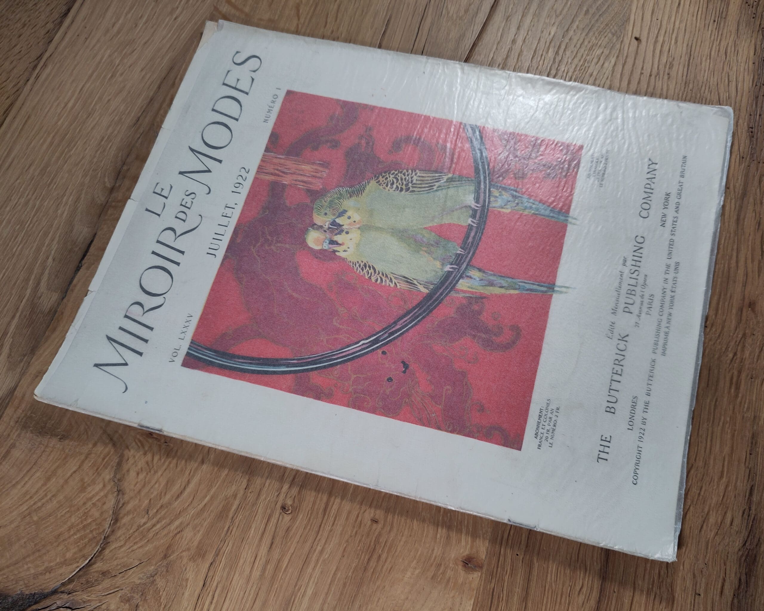 Le Miroir des Modes – Juli 1922, Nr. 1 | Vintage Frans Modeblad met Illustratie van Parkieten – detailfoto