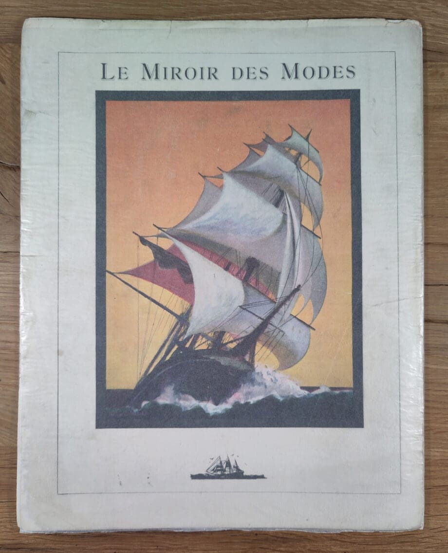 Le Miroir des Modes – Juli 1922, Nr. 1 | Vintage Frans Modeblad met Illustratie van Parkieten – Vergulde Kat