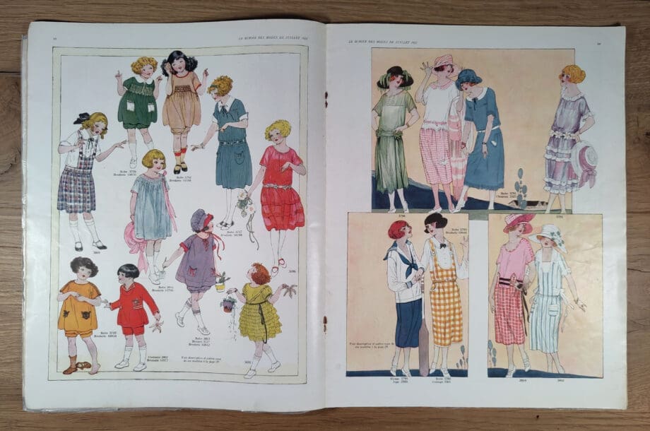 Le Miroir des Modes – Juli 1922, Nr. 1 | Vintage Frans Modeblad met Illustratie van Parkieten – Vergulde Kat