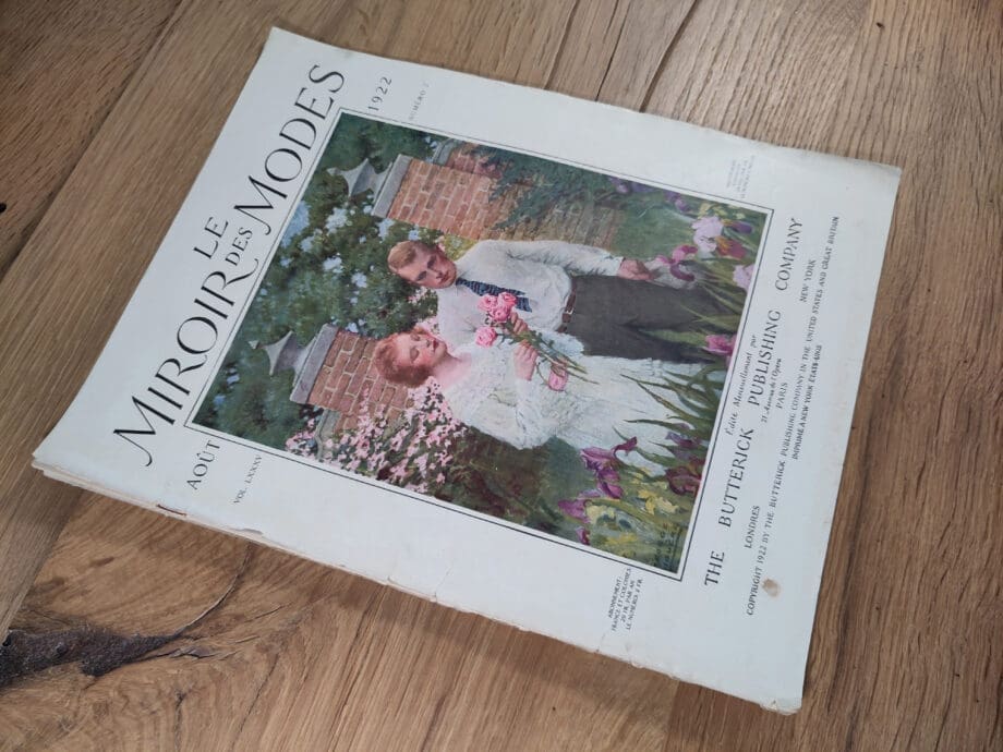 Le Miroir des Modes – Augustus 1922, Nr. 2 | Vintage Frans Modeblad met Romantische Illustratie – Vergulde Kat