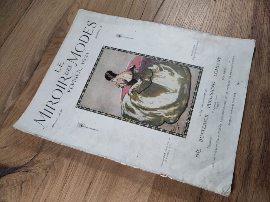 Le Miroir des Modes – Février 1921, n° 2 | Magazine de mode français vintage avec illustration romantique (Robe du Soir) – Vergulde Kat