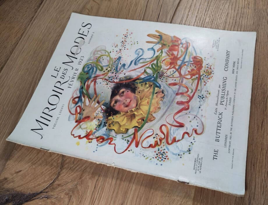 Le Miroir des Modes – Février 1923, n° 2 | Magazine de mode français vintage avec une illustration sur le thème du carnaval – Vergulde Kat