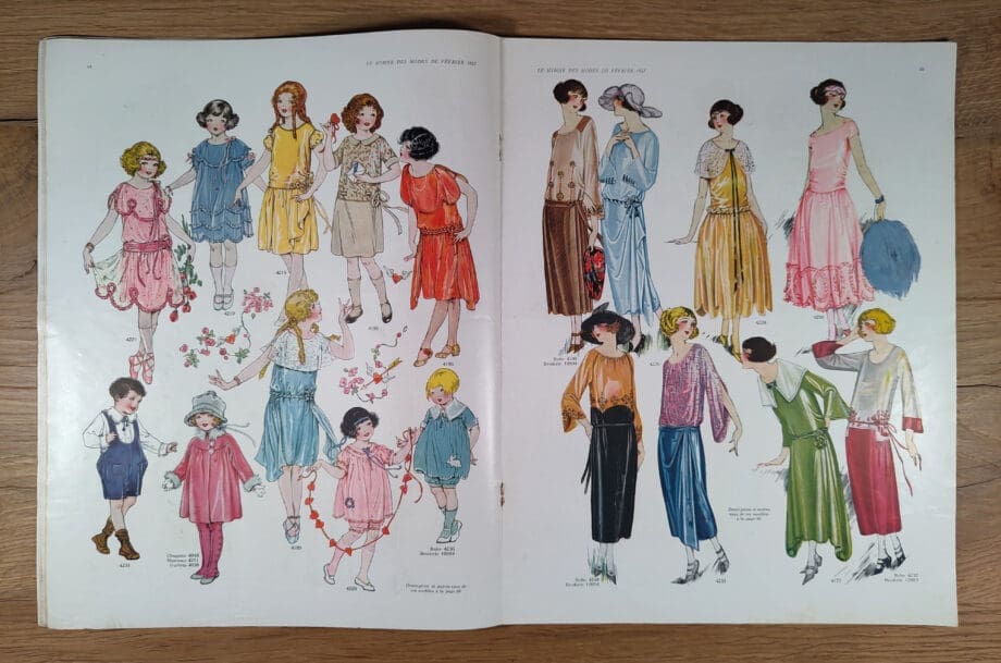 Le Miroir des Modes – Février 1923, n° 2 | Magazine de mode français vintage avec une illustration sur le thème du carnaval – Vergulde Kat