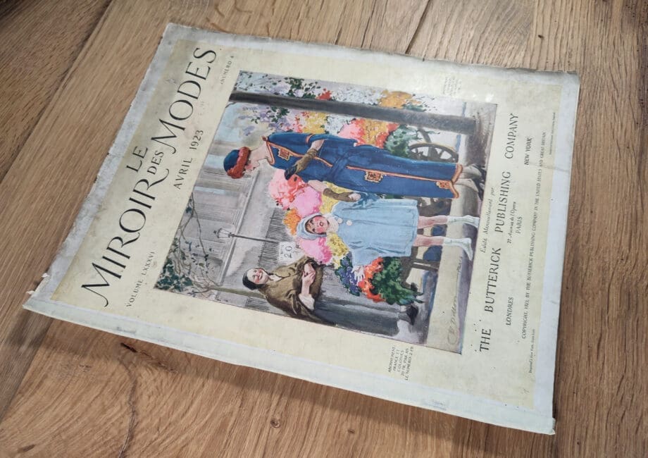 Le Miroir des Modes - April 1923, No. 4 | Vintage French Fashion Magazine with Mother and Daughter at Flower Stall - Vergulde Kat