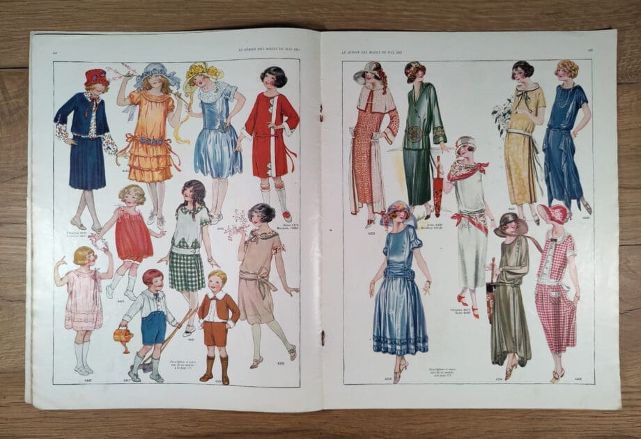Le Miroir des Modes – Mei 1923 Nr. 5 | Vintage Frans Modeblad met Lentebloemen Illustratie – Vergulde Kat