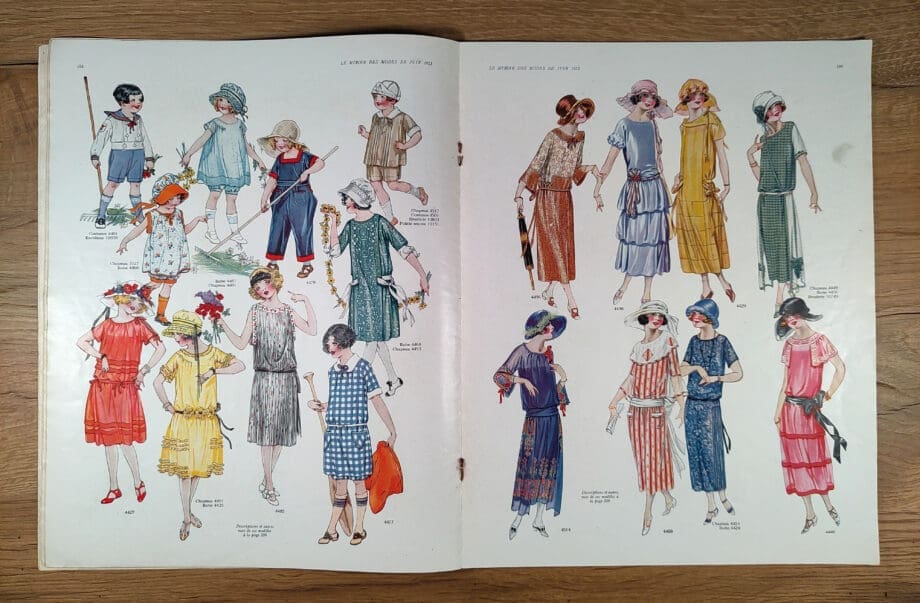 Le Miroir des Modes – Juni 1923 Nr. 6 | Vintage-französische Modezeitschrift mit einer Illustration von Mutter und Kind – Vergulde Kat