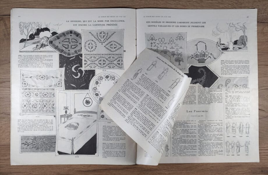 Le Miroir des Modes – Juni 1923 Nr. 6 | Vintage-französische Modezeitschrift mit einer Illustration von Mutter und Kind – Vergulde Kat