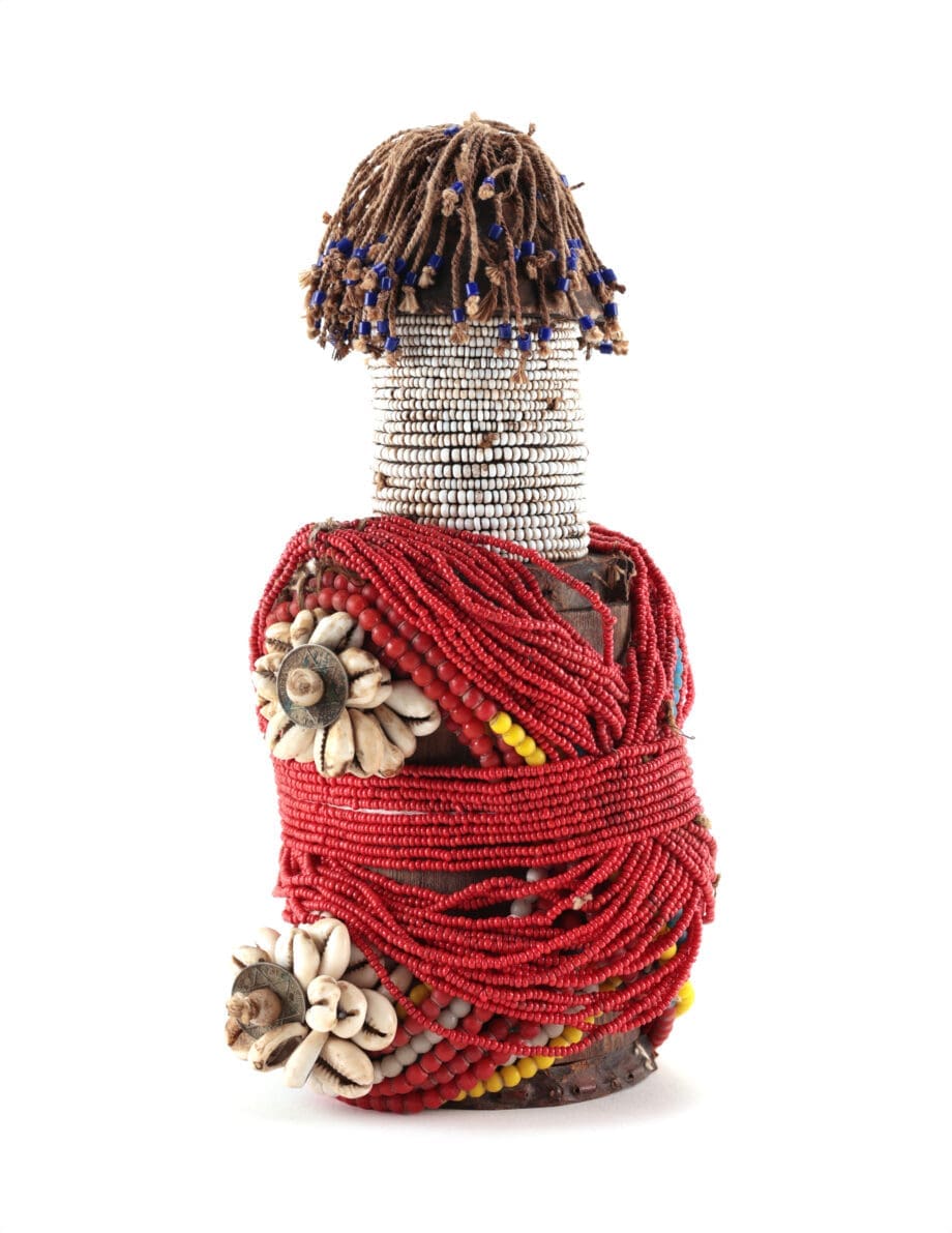 Statua degli antenati Fali del Camerun con perline e conchiglie – 25 cm – Vergulde Kat