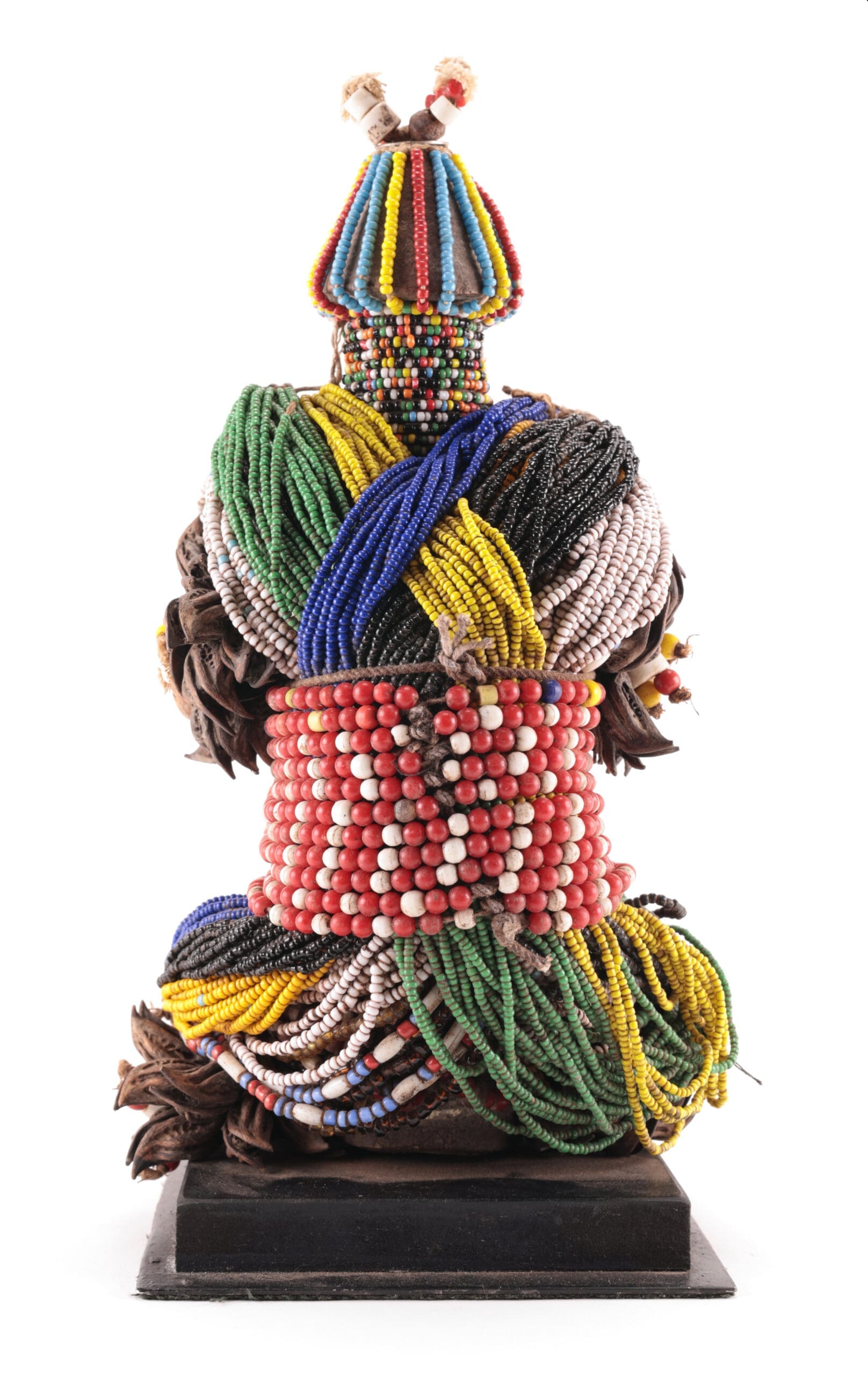 Statua ancestrale Fali del Camerun con decorazione di perline – 29 cm – foto di dettaglio