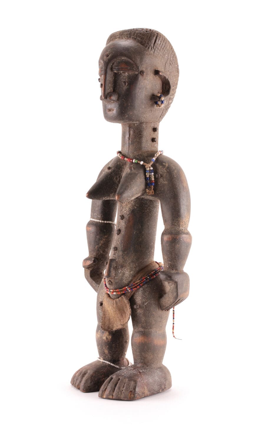 Coppia di statue Attié della Costa d’Avorio con collane di perline e dettagli rituali – Vergulde Kat