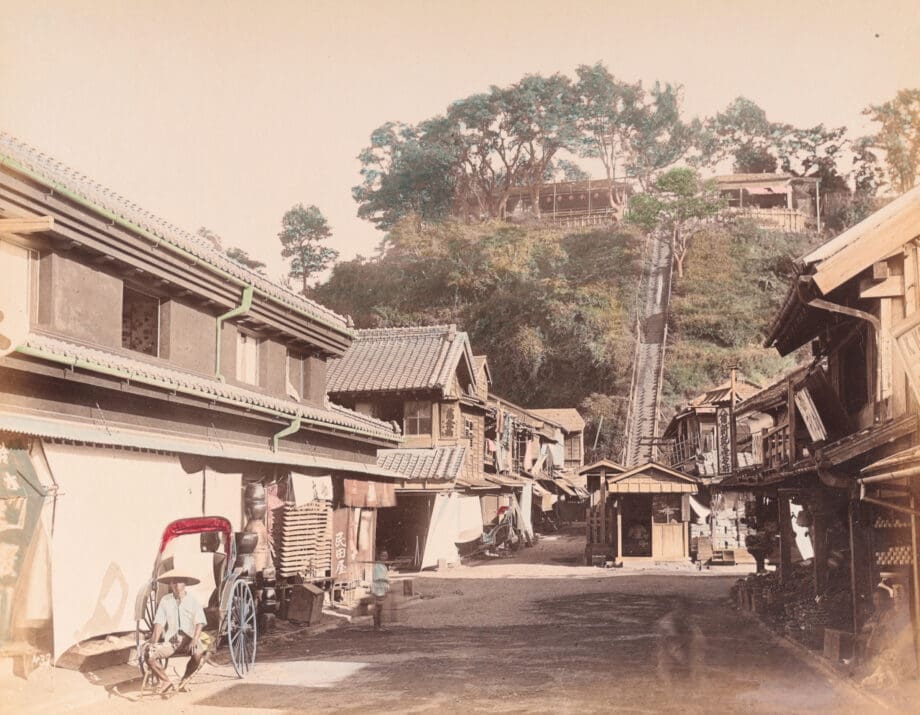 Deux photographies japonaises colorées à la main par Raimund von Stillfried, vers 1880 – Vergulde Kat