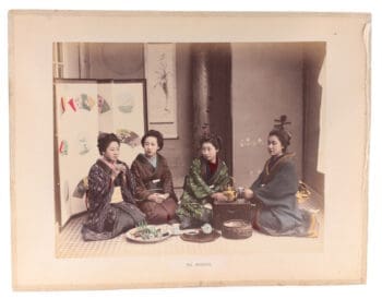Japanse handgekleurde foto’s door Raimund von Stillfried – theeceremonie & rivierhuisjes, ca. 1880 – detailfoto