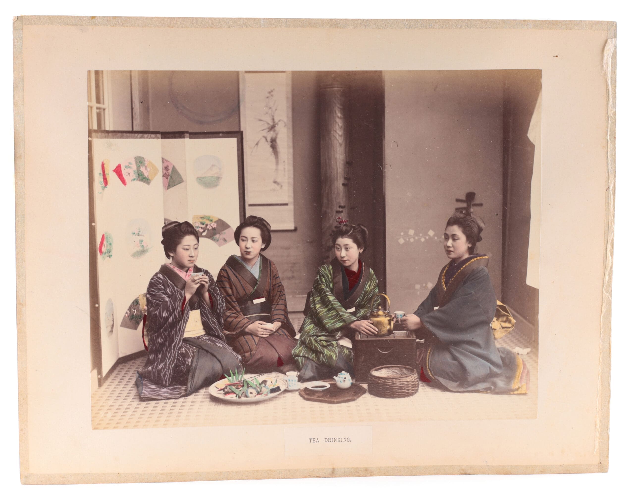 Fotografie giapponesi a mano colorate di Raimund von Stillfried – cerimonia del tè e case sul fiume, ca. 1880 – foto dettagliata