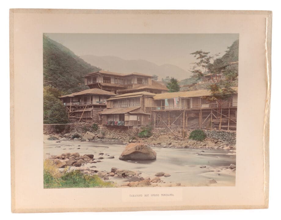 Fotografie giapponesi a mano colorate di Raimund von Stillfried – cerimonia di teceria e case sul fiume, ca. 1880 – Vergulde Kat